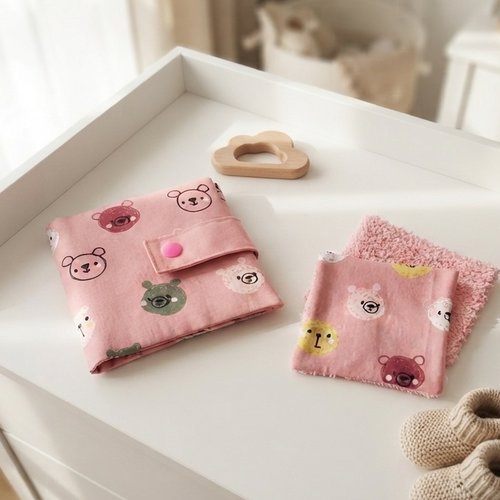 Ensemble pochette et 6 lingettes motif têtes d'ours