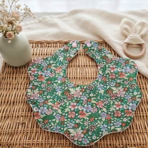 Bavoir naissance fleur coton imprimé et éponge