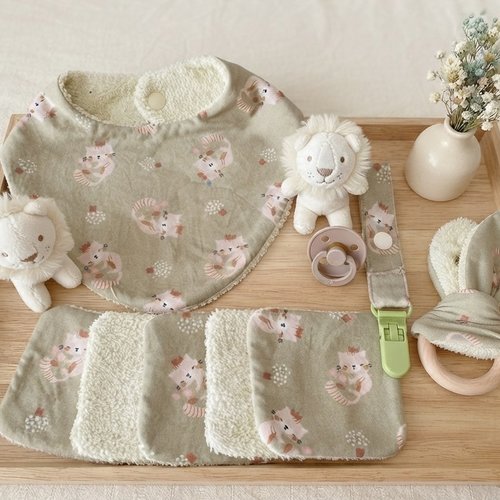 Ensemble naissance bavoir, 8 lingettes, hochet et attache tétine