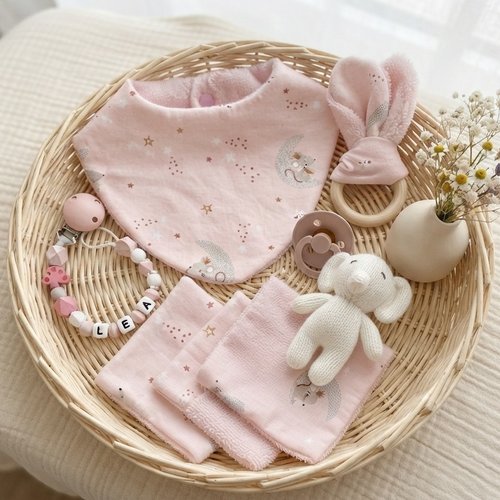 Coffret naissance bavoir, lingettes, hochet et attache tétine rose