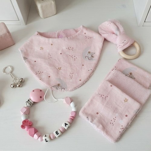 Coffret naissance bavoir, lingettes, hochet et attache tétine rose