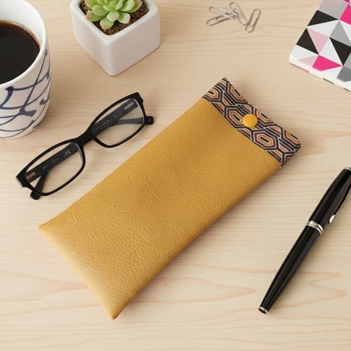 Etui à lunette en simili cuir moutarde et tissu coton imprimé