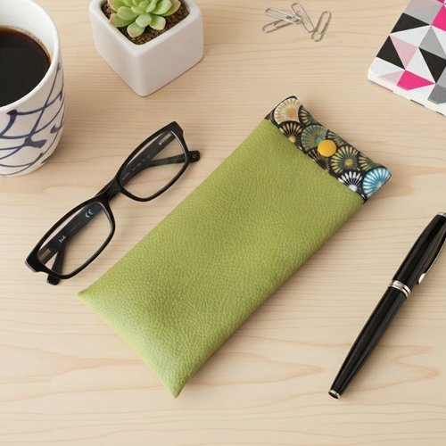 Etui à lunette en simili cuir vert anis et tissu coton imprimé