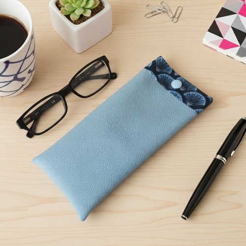 Etui à lunette en simili cuir bleu ciel et tissu coton imprimé