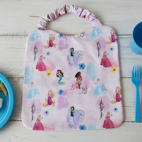 Serviette de cantine motifs princesses de disney et éponge blanche