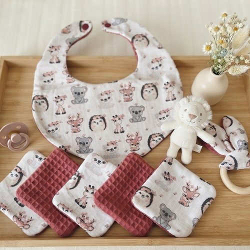 Ensemble naissance bavoir, 6 lingettes et hochet prune/animaux
