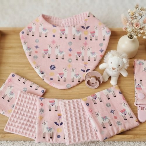 Ensemble naissance bavoir, lingette et attache tétine rose