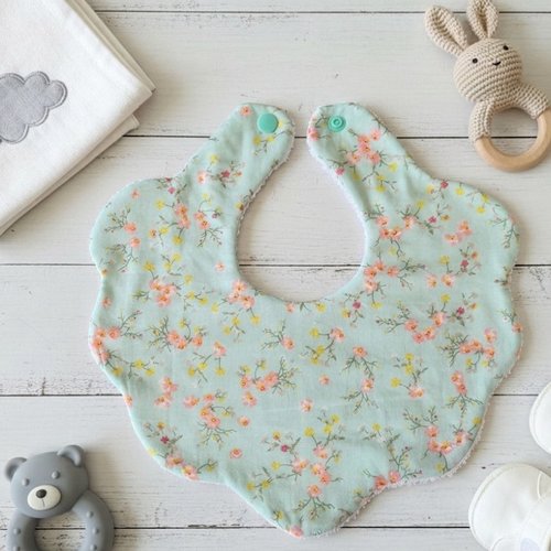 Bavoir naissance fleur coton imprimé et éponge