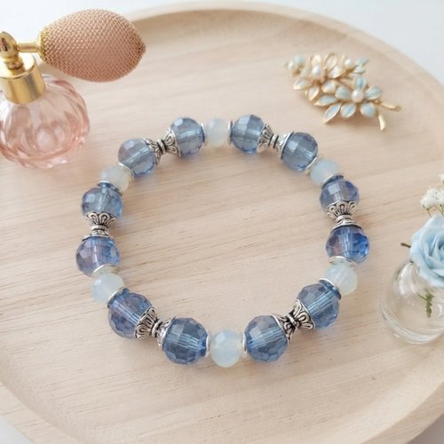 Bracelet perles en verre laqué bleu