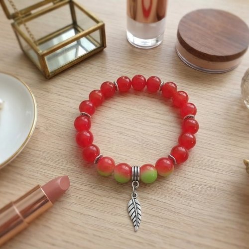 Bracelet fil élastique perles en verre rouge et breloque
