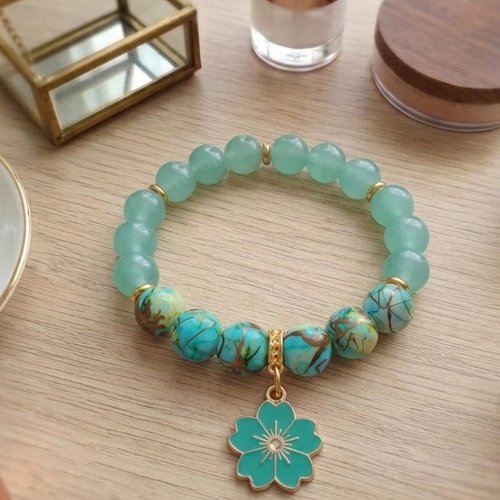 Bracelet perles en verre verte et breloque fleur