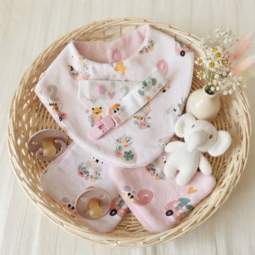 Coffret naissance/box naissance bavoir, doudou, attache tétine et 8 lingettes