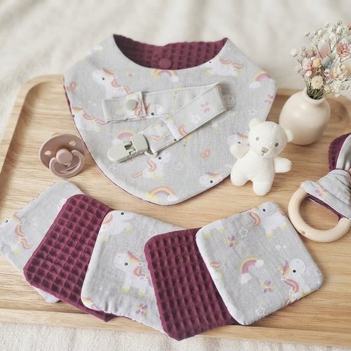 Ensemble naissance bavoir, hochet, attache tétine et 8 lingettes violet/licorne