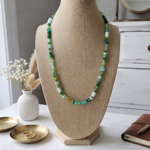 Collier sautoir perles en verre tons verts