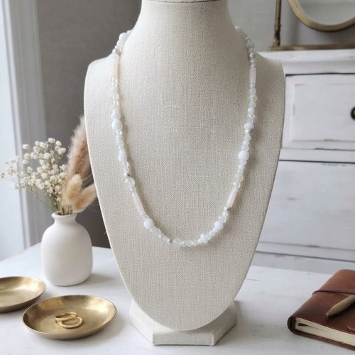 Collier perles en verre tons blanc, beige et argenté