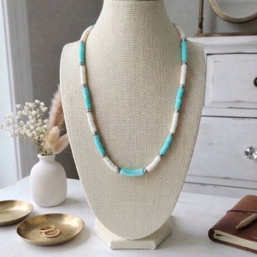 Collier perles heishi blanc cassé et bleu vert