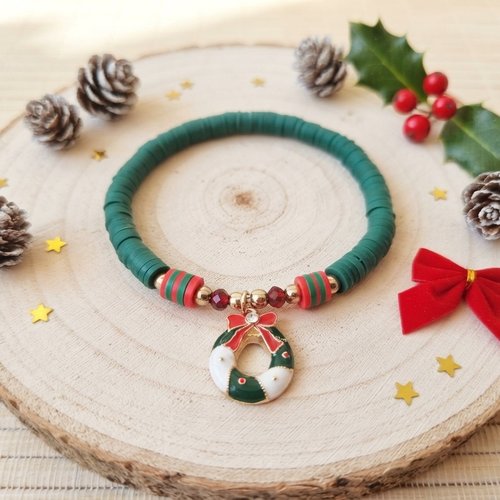 Bracelet perles heishi vertes avec breloque de noël