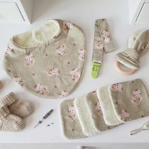 Ensemble naissance bavoir, 8 lingettes, hochet et attache tétine