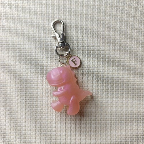 Porte-clés artisanal "dino rose nacré" — personnalisé