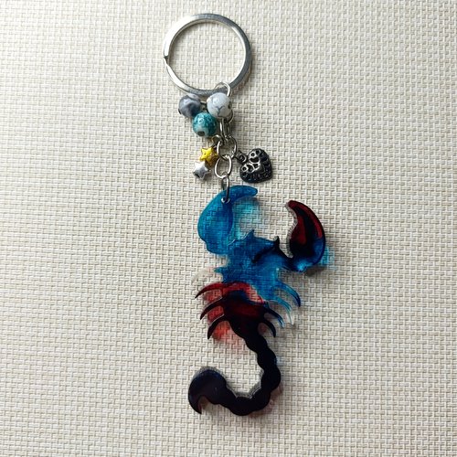 Porte-clés artisanal en résine — scorpion zodiacal