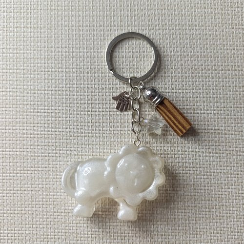Porte-clés artisanal lion en résine blanc nacré — style bohème & breloques