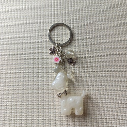 Porte-clés artisanal girafe en résine blanc nacré — breloques fleur & arbre de vie