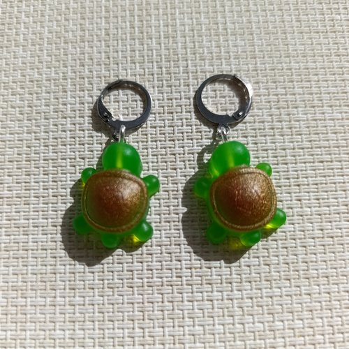 Boucles d’oreilles pendantes tortues  — résine translucide verte & carapace bronze