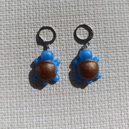 Boucles d’oreilles pendantes tortues  — résine bleu & carapace bronze