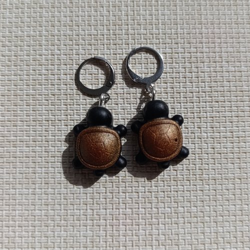 Boucles d’oreilles pendantes tortues  — résine noir & carapace bronze