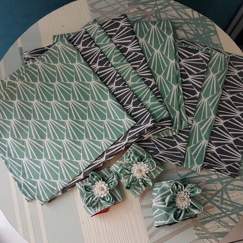 Lot de 8 serviettes de table avec ronds de serviettes assortis.