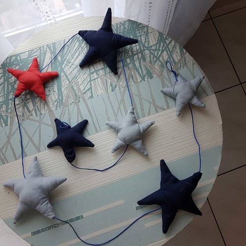 Guirlande   étoiles bleu marine, grises et rouge décoration chambre enfant.