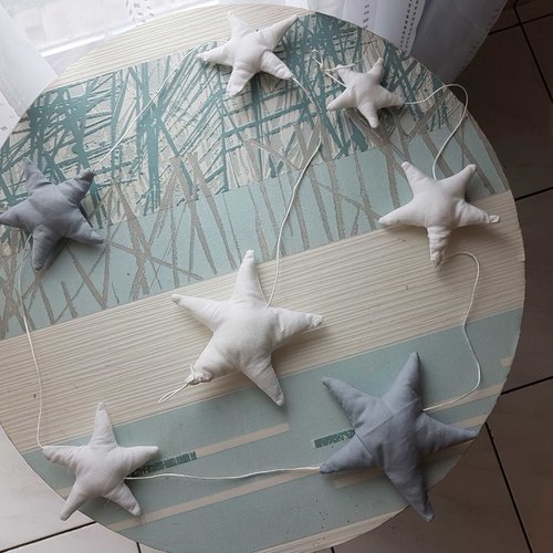 Guirlande   étoiles blanches et grises décoration chambre enfant.