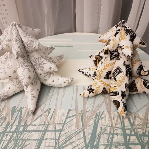 Lot de 2 sapins de noel en tissu  - décorations de noël