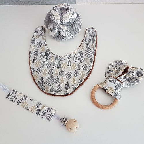 Kit  de naissance - balle de préhension, bavoir bandana, doudou plat avec anneau de dentition et attache tétine (thème : feuilles)