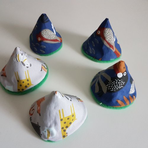 5 cônes à pipi, tipis à pipi (thème : animaux de la savane et oiseaux)