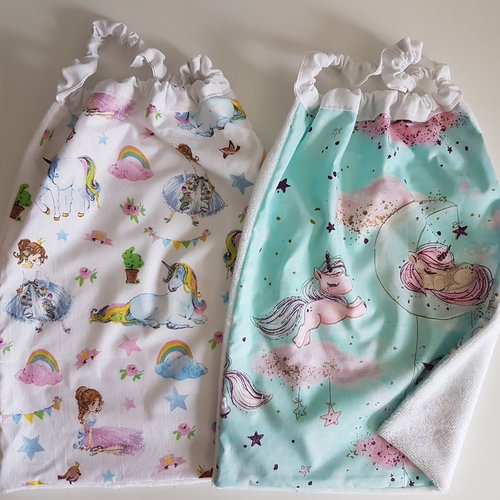 2 serviettes de table - grands bavoirs serviettes pour cantine, maternelle, école et loisirs (thème : licornes)