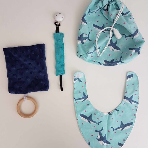 Kit de naissance - 1 bavoir bandana, 1 doudou plat avec anneau de dentition,  1 attache tétine et 1 sac ( thème : requin ) - Un grand marché