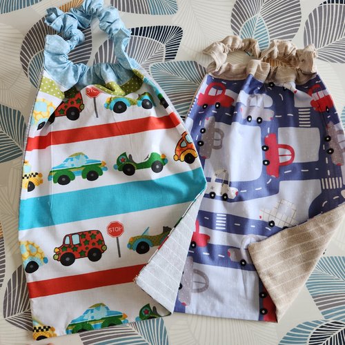 2  bavoirs serviettes de cantine-  serviettes cantine, maternelle, école, loisirs ( voitures et camions )