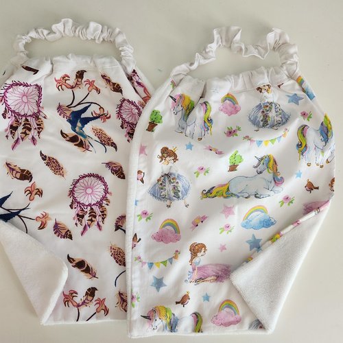 2 serviettes de table - grands bavoirs, serviettes pour cantine, maternelle, école, loisirs (thème : plumes, licornes)