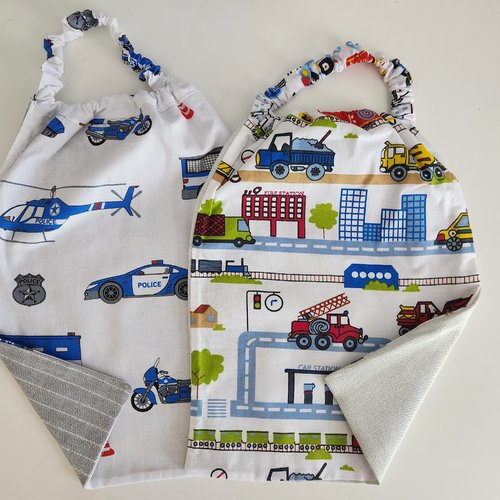 2 serviettes de table - grands bavoirs, serviettes pour cantine, maternelle, école, loisirs (thème : véhicules police et de chantier)