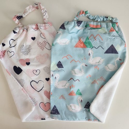2 serviettes de table - grands bavoirs, serviettes cantine, maternelle, école, loisirs (thème : coeurs et cygnes)