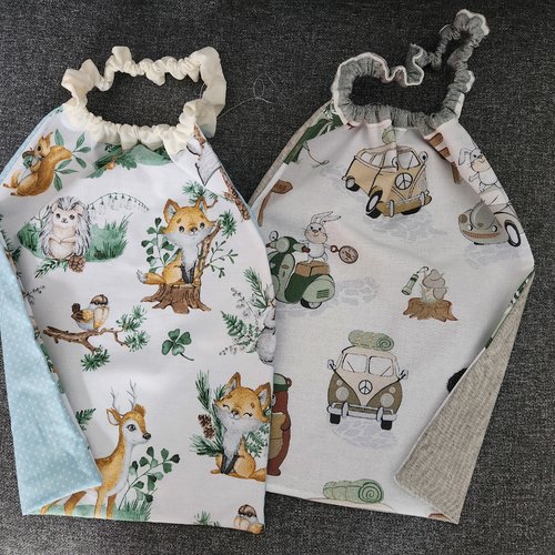 2 serviettes de table - grands bavoirs, serviettes cantine, maternelle, école, loisirs (thème : animaux de la forêt et voitures)