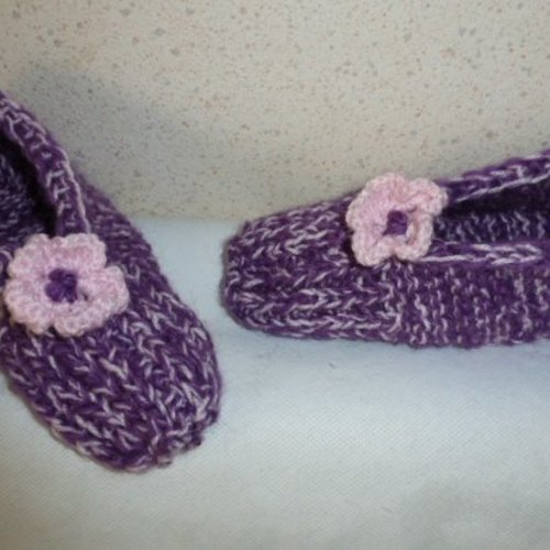  chausson d'interieur pantoufle dominance rose , bleu , violet ,  orné d'une fleur , fait main ma création en laine et acryliqu