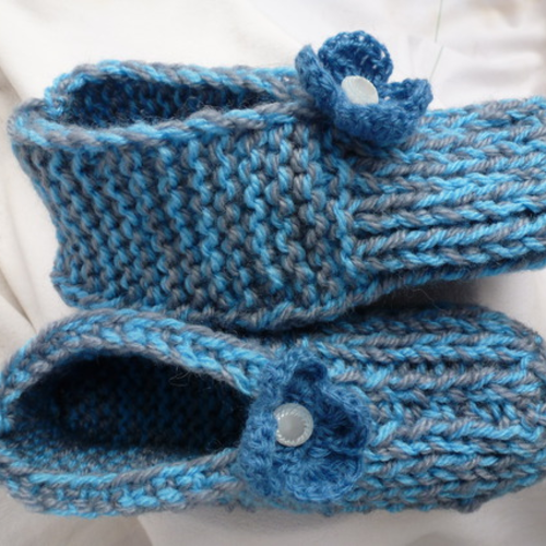  chausson d'intérieur chiné bleu et gris 36/40 orné d'une fleur bleu fait main ma création en laine et acrylique 