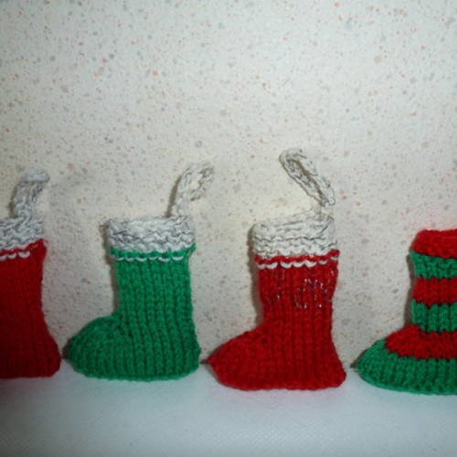 Déco de noël ,lot de 4 petites bottes ou chaussettes de noël pour décoration à suspendre au sapin, cheminée ou poser sur une table 