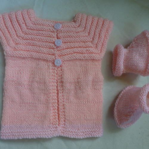 Ensemble gilet  et chausson  pour bébé naissance et prématuré  fait main avec une fine  laine layette 