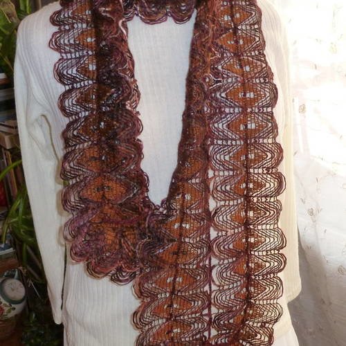 écharpe ajourée ,longue écharpe ,  légère , avec bord festonnée ,modele unique  de ma création 
