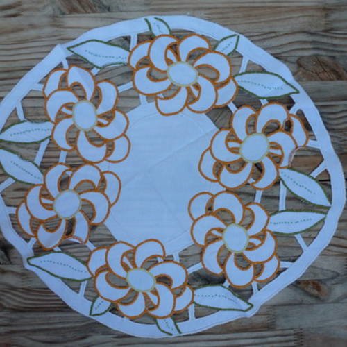 Superbe et unique napperon  rond  broderie richelieu en couleur, entièrement brodé à la main une sur fine toile coton