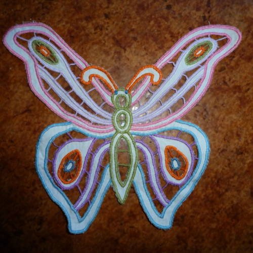  broderie superbe et unique papillon broderie richelieu réalisé entièrement à la main pour vos créations à poser , encadrer ou incruster 