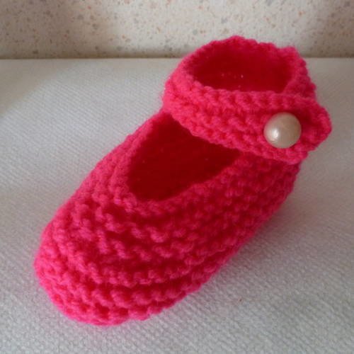 Bébé chausson  forme ballerine  avec bride rose flashy pour bébé naissance 3 mois , tricoté main avec une 